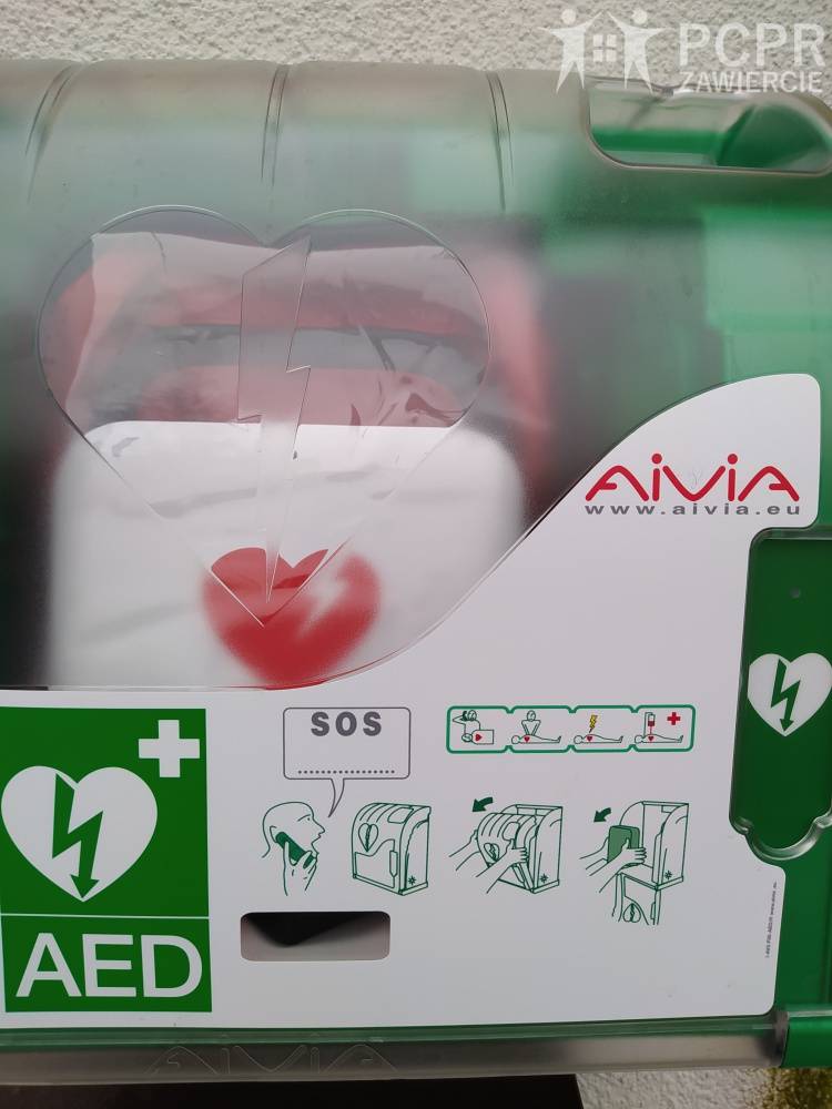 Zdjęcie: Defibrylator AED wiszący na budynku PCPR